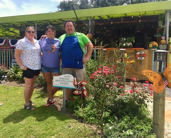 photo of employees at the Drunken Shrimp receiving the Beautification Award