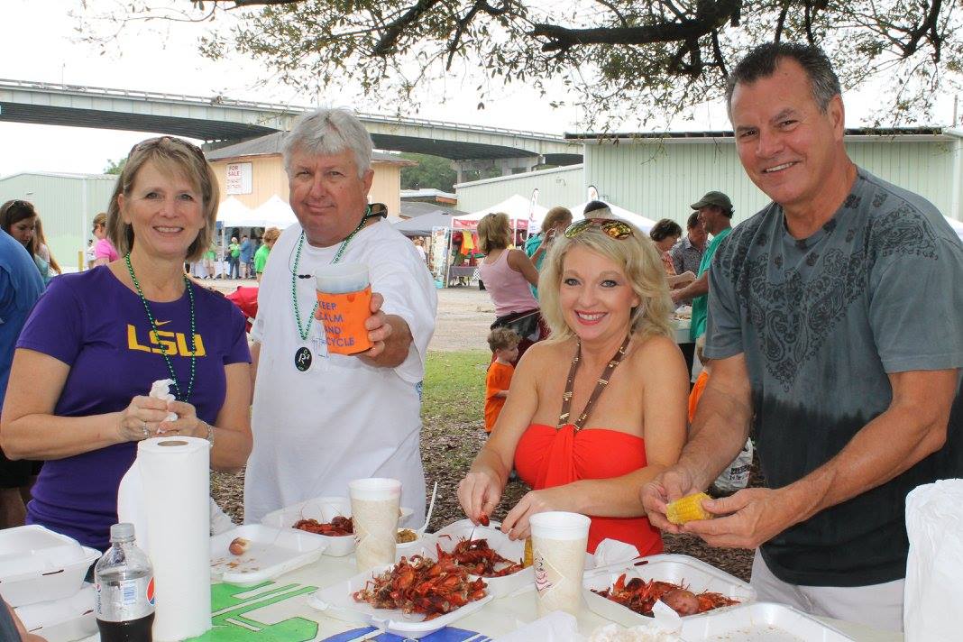 family eating crawfish