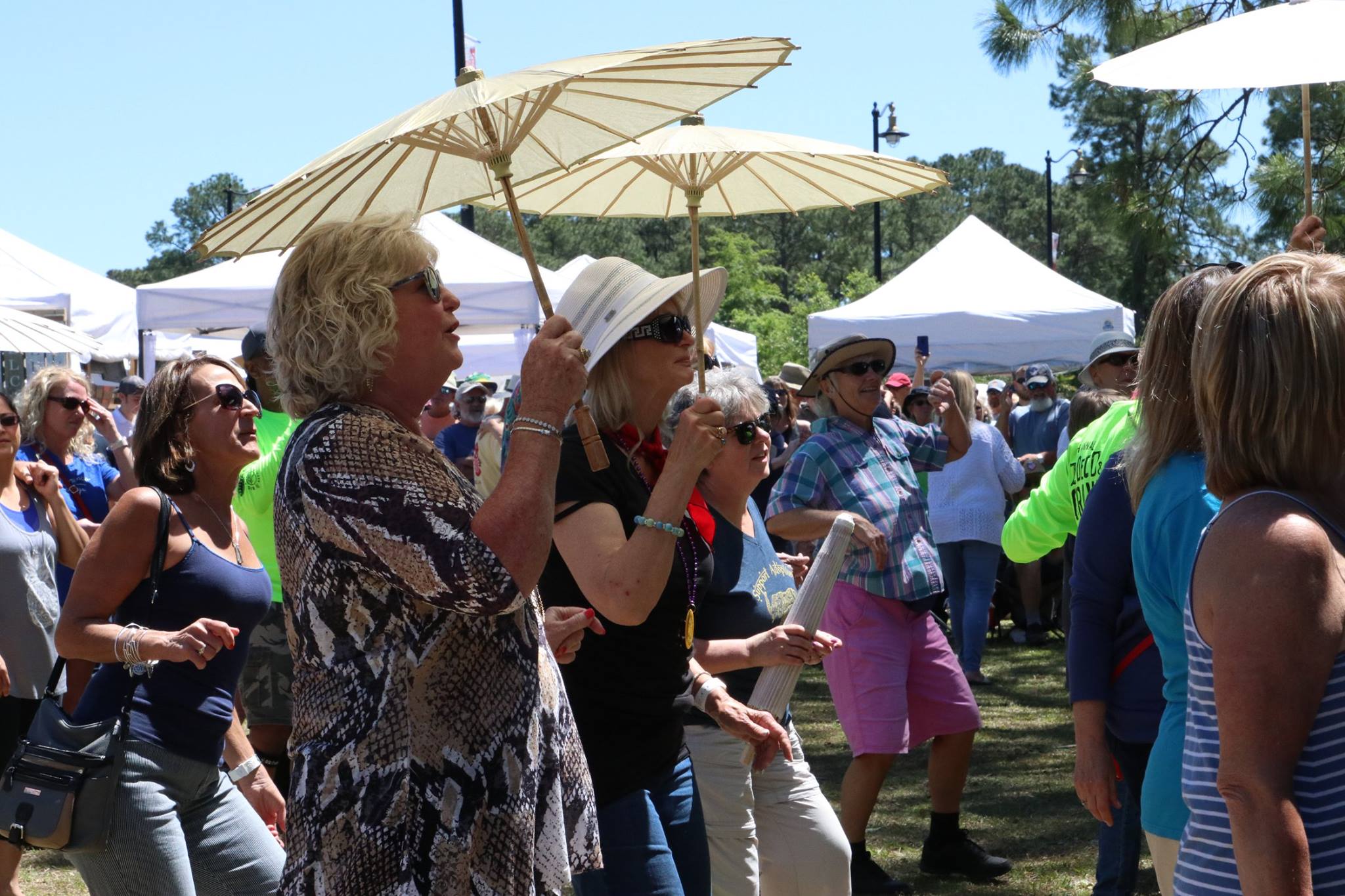 women singing to zydeco music