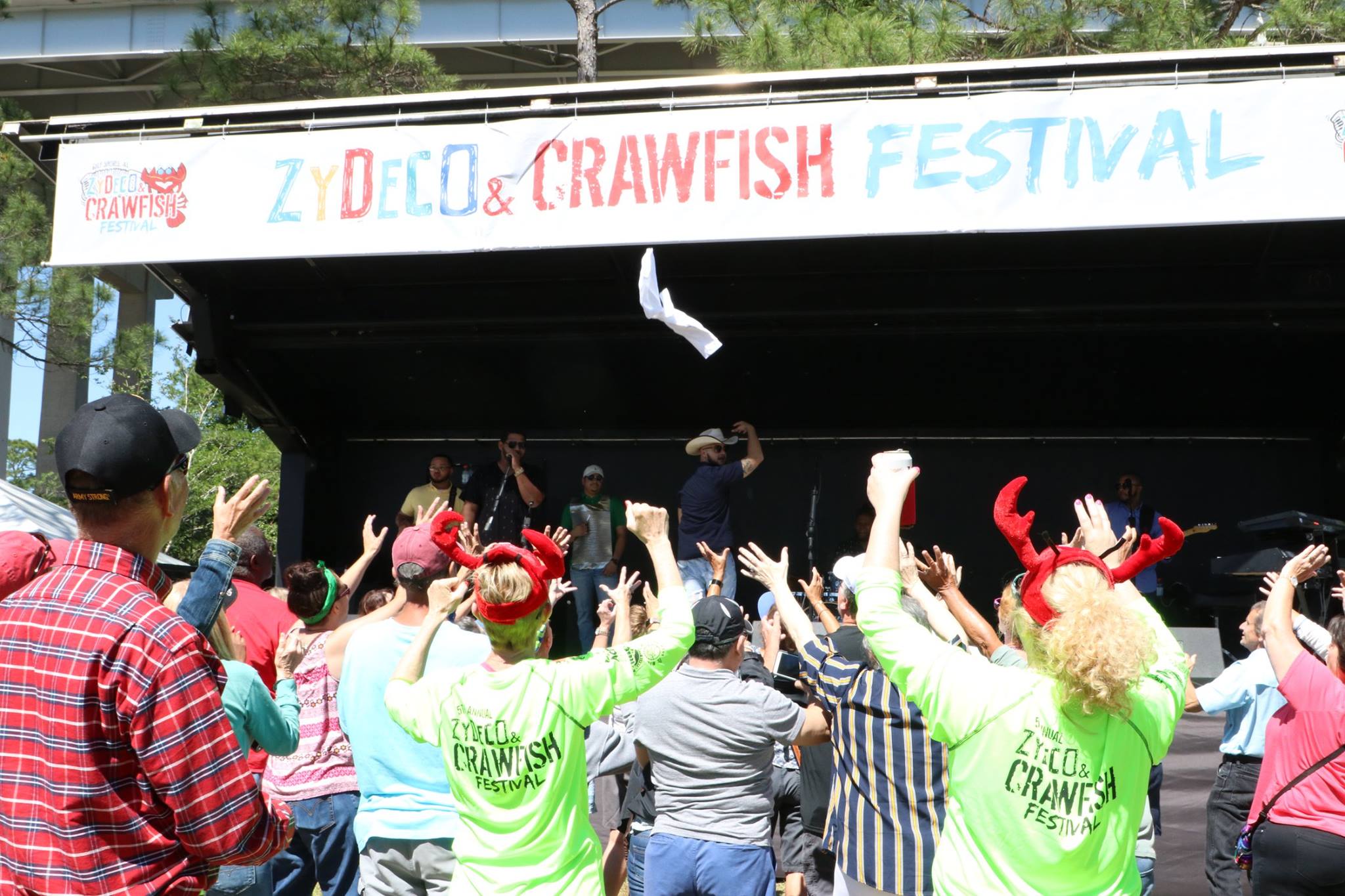 photo of the crowd listening to zydeco music