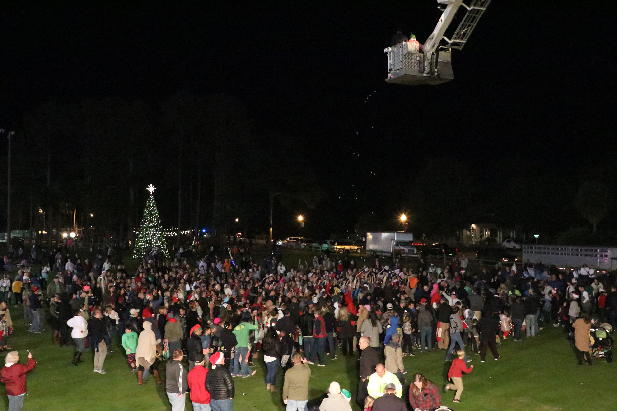 people participating in the snowball drop