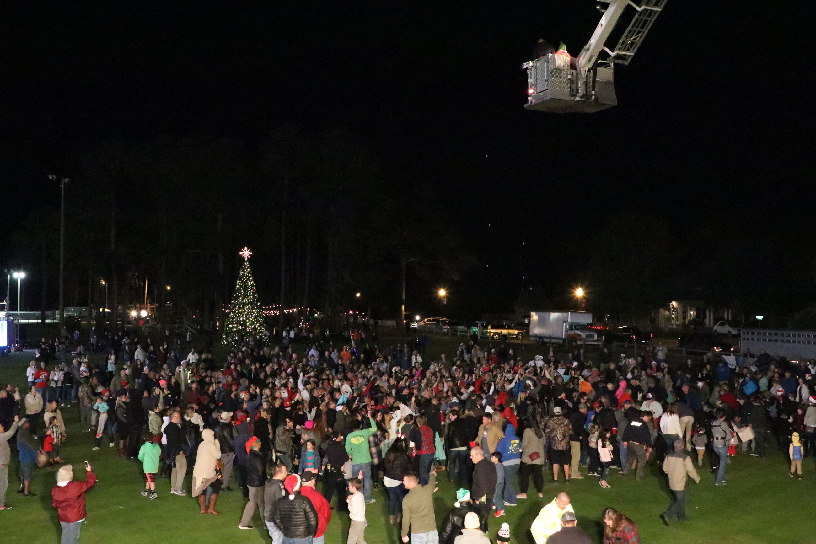 people participating in the snowball drop
