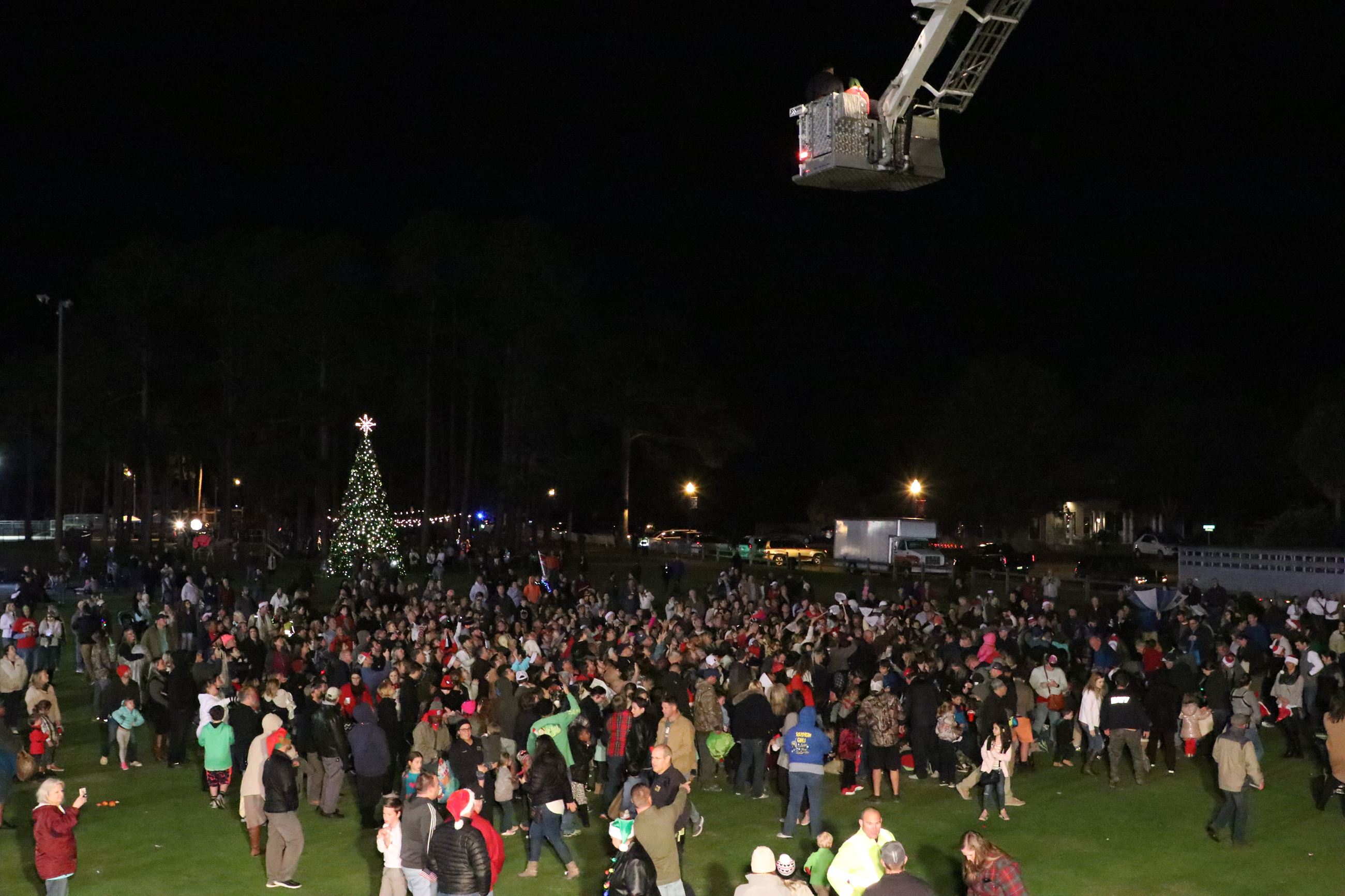 people participating in the snowball drop