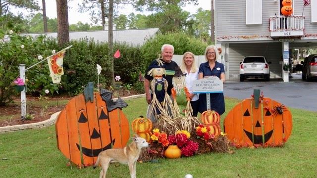 Robert and Janet Murphree receiving the Beautification Award
